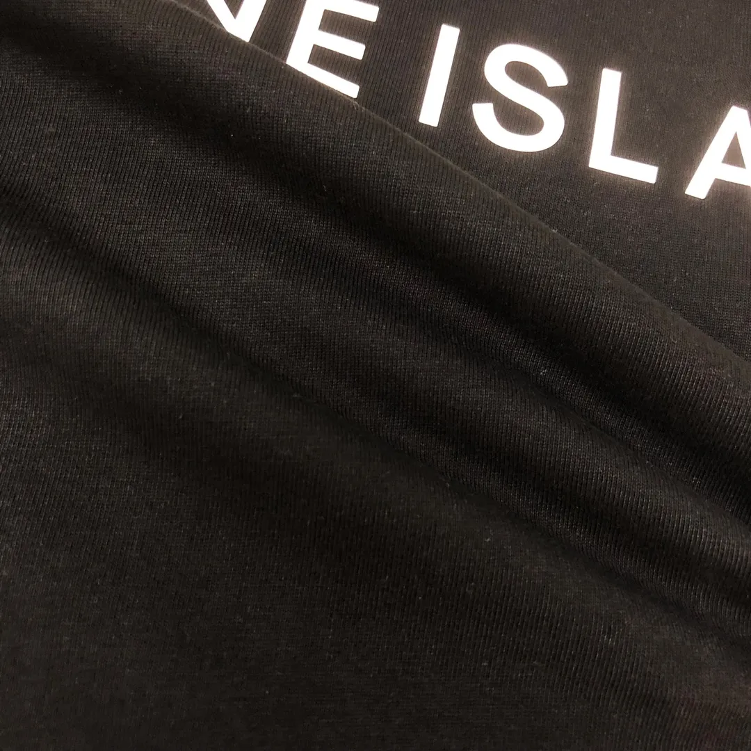 P180 Stone Island 2025 latest T-shirt, couple style ~ original order, fashionable and casual short T-shirt, three-dimensional logo letter logo silicone printing technology on the chest! Specially supplied with customized cotton fabrics ~ Cotton T-shirts ~ Pre-washed to prevent deformation and shrinkage, making the upper body more comfortable and breathable ~ All available from stock ~ Unique design style, trendy must-have item, complete with three standards 👍 Color: black/white/dark gray/brown Size: S M L XL (larger version, please indicate your height and weight when placing an order)